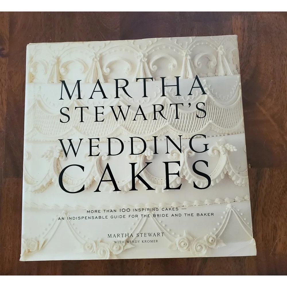 Martha Stewart's Wedding Cakes Hardcover First Edition 2007 Cookbook Guide